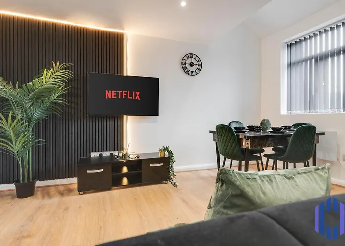 Sophisticated & Stylish Flat Near Manchester Airport - Sleeps 9